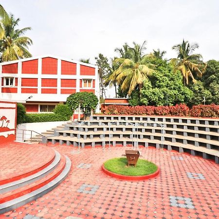 Palette - Holiday Palms Hotel Bangalore Exterior foto