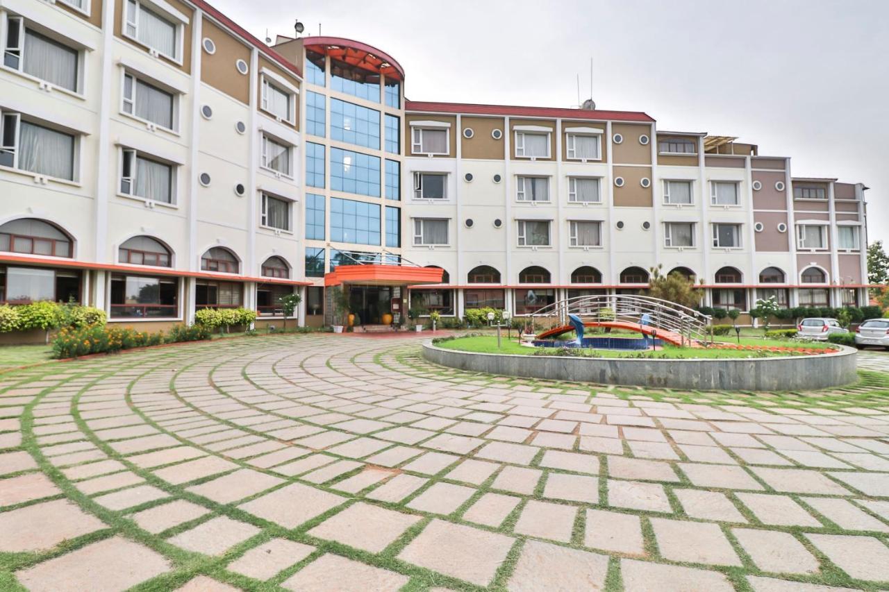 Palette - Holiday Palms Hotel Bangalore Exterior foto