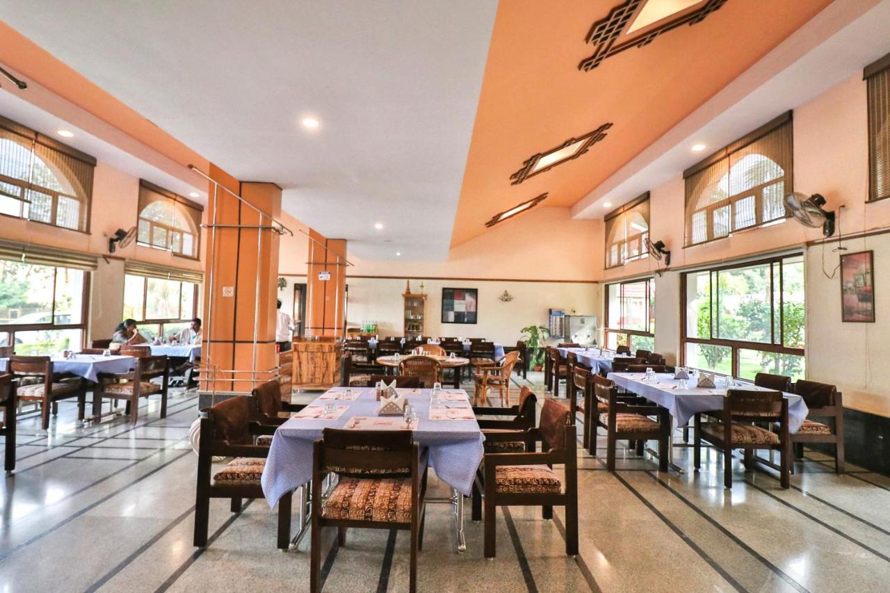 Palette - Holiday Palms Hotel Bangalore Exterior foto