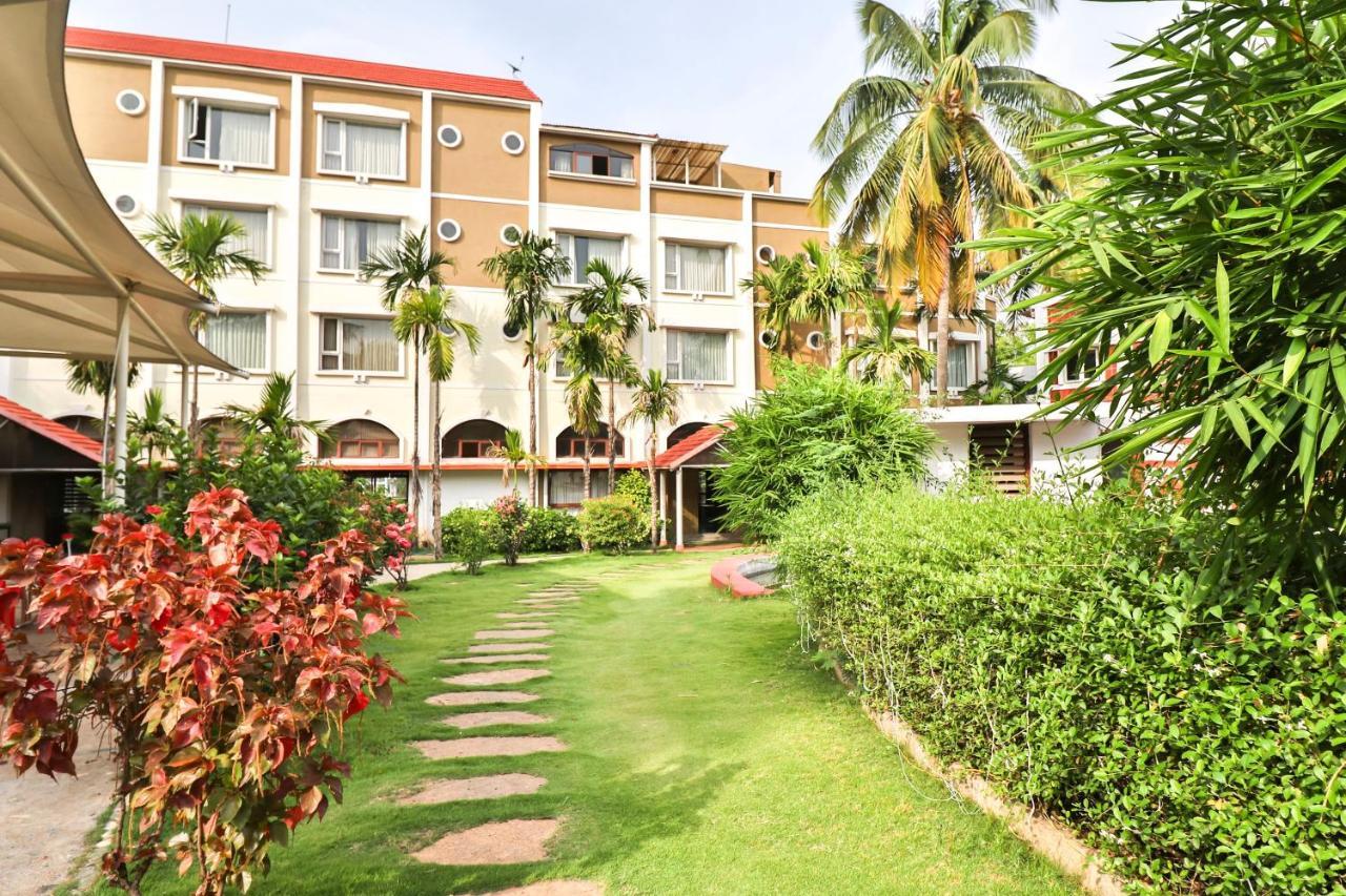 Palette - Holiday Palms Hotel Bangalore Exterior foto