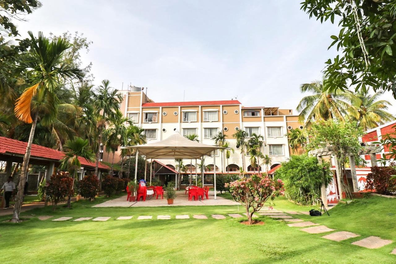Palette - Holiday Palms Hotel Bangalore Exterior foto